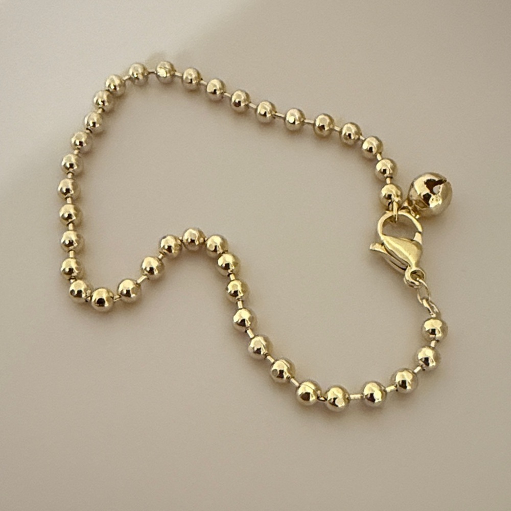 Women’s Gold tone bracelet 7 inches Elegant women’s jewelry new without tags